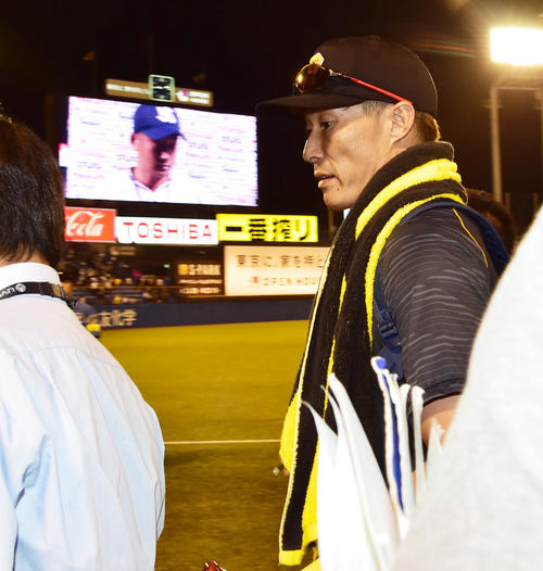 ヤクルト対阪神　試合を終え引き揚げる糸井嘉男（撮影・清水貴仁）