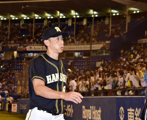ヤクルト対阪神　ヤクルトに大敗し厳しい顔で引き揚げる矢野監督（撮影・清水貴仁）