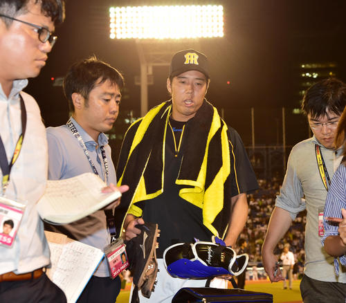 ヤクルト対阪神　試合を終え引き揚げる敗戦投手の青柳（撮影・清水貴仁）