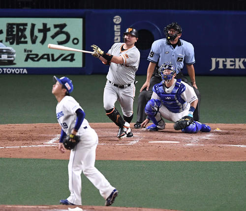 中日対巨人　5回表巨人2死二塁、右越え2点本塁打を放つ阿部。投手山本（撮影・鈴木みどり）