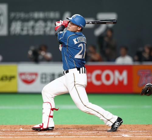 日本ハム対オリックス　2回裏日本ハム無死一塁、中前打を放つ清宮（撮影・黒川智章）