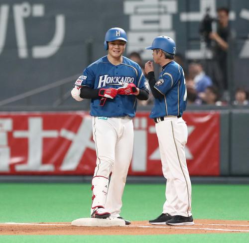 日本ハム対オリックス　2回裏日本ハム無死一塁、中前打を放ち笑顔の清宮（撮影・黒川智章）