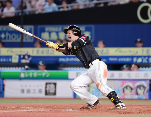 ロッテ対ソフトバンク　8回表ソフトバンク21死一、三塁、松田宣は同点の適時二塁打を放つ（撮影・丹羽敏通）