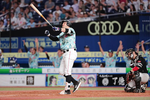 ロッテ対ソフトバンク　8回裏ロッテ1死一塁、レアードは左越えに勝ち越しの31号2点本塁打を放つ。捕手甲斐（撮影・丹羽敏通）