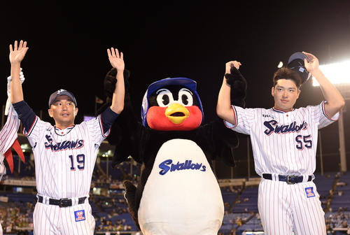 ヤクルト対阪神　お立ち台で声援に応えるヤクルト石川（左）と村上（撮影・横山健太）