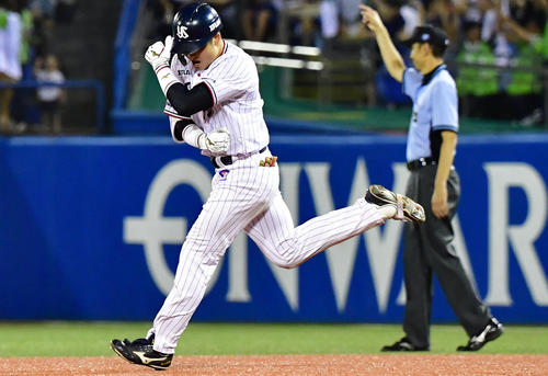 ヤクルト対阪神　4回裏ヤクルト1死一、三塁、右越えの3点本塁打を放ちガッツポーズをみせる村上宗隆（撮影・清水貴仁）