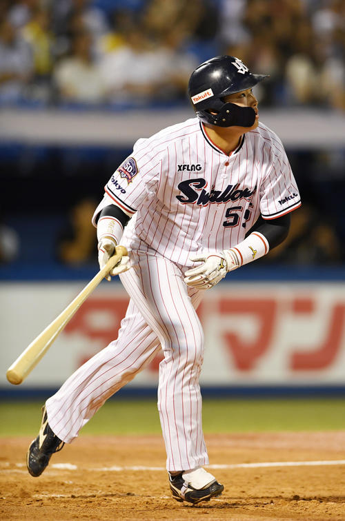 ヤクルト対阪神　4回裏ヤクルト1死一、三塁、右越え3点本塁打を放つ村上（撮影・横山健太）