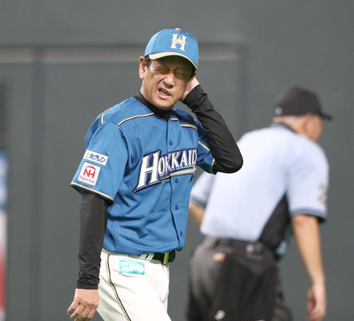 日本ハム対オリックス　4回表、顔をゆがめ投手交代を告げる栗山監督（撮影・黒川智章）