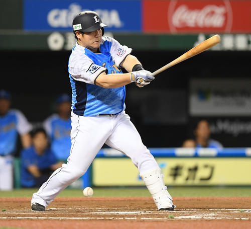 西武対楽天　7回裏西武2死満塁、適時内野安打を決める中村（撮影・たえ見朱実）