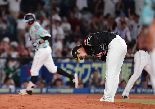 ロッテ対ソフトバンク　8回裏ロッテ1死一塁、レアードに勝ち越しの2点本塁打を打たれて、がっくりする甲斐野（撮影・丹羽敏通）