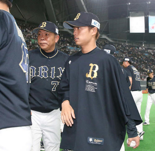 日本ハム対オリックス　試合後、西村監督に出迎えられる山岡（撮影・黒川智章）