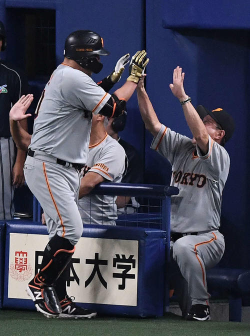 中日対巨人　5回表巨人2死二塁、右越え2点本塁打を放った阿部（左）とハイタッチする原監督（撮影・鈴木みどり）