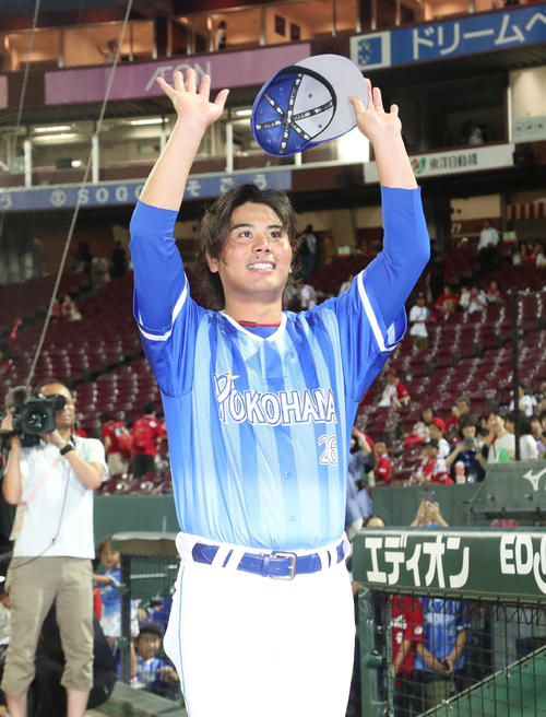 広島対DeNA　勝利投手となった浜口はスタンドのファンに手を振る（撮影・梅根麻紀）
