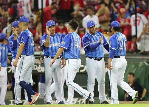 広島対DeNA　勝利投手となった浜口はラミレス監督とハイタッチ（撮影・梅根麻紀）