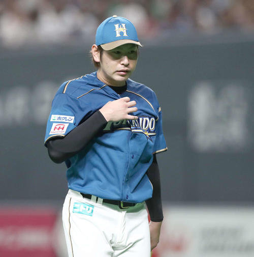 日本ハム対オリックス　2回表、失点し渋い表情で引き揚げる加藤（撮影・黒川智章）
