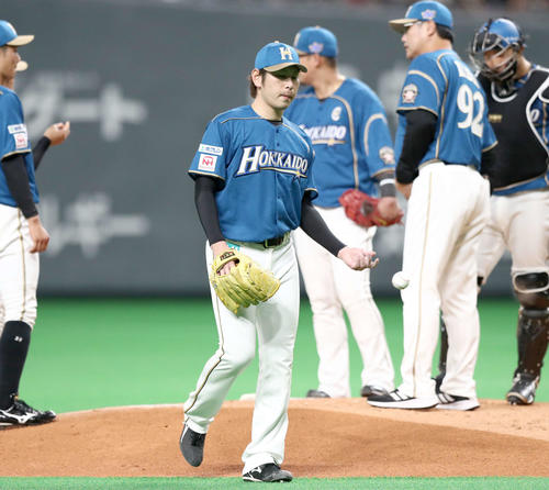 日本ハム対オリックス　4回途中降板の加藤（撮影・黒川智章）