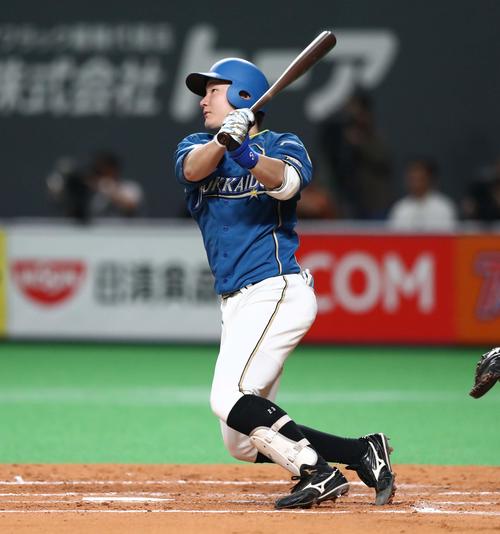 日本ハム対オリックス　2回裏日本ハム無死、左越え本塁打を放つ渡辺（撮影・黒川智章）