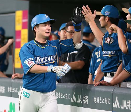 日本ハム対オリックス　2回裏、本塁打を放ちナインに出迎えられる渡辺（撮影・黒川智章）