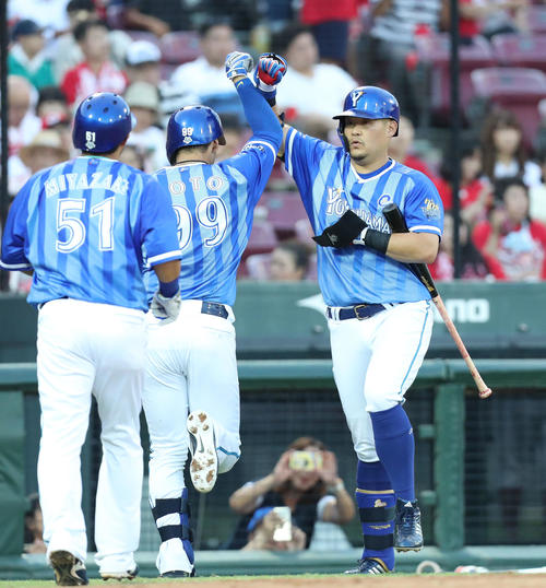 広島対DeNA　3回表DeNA2死一塁、ソト（中央）は右越えに先制2点本塁打を放ち筒香とハイタッチ（撮影・梅根麻紀）
