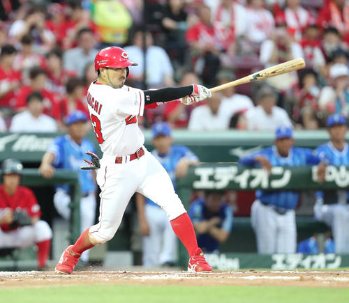 広島対DeNA　4回裏広島無死、菊池涼は左中間二塁打を放つ（撮影・梅根麻紀）