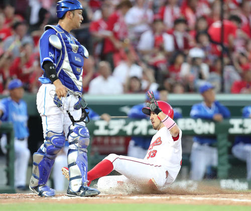 広島対DeNA　4回裏広島1死一、三塁、打者・松山のとき一塁走者鈴木が二盗する間に三塁走者菊池涼もホームスチール（撮影・梅根麻紀）