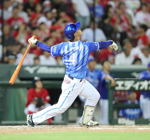 広島対DeNA　5回表DeNA2死三塁、伊藤裕は左飛に終わる（撮影・梅根麻紀）