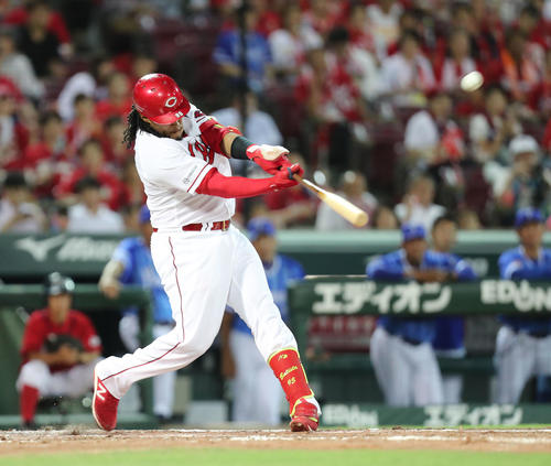 広島対DeNA　5回裏広島1死一、二塁、バティスタは左中間に3点本塁打を放つ（撮影・梅根麻紀）