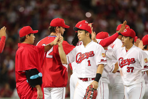 広島対DeNA　DeNAに勝利し野村とハイタッチをかわす鈴木（撮影・梅根麻紀）