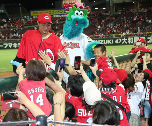 広島対DeNA　勝利投手となった野村は試合後、ファンとタッチを交わす（撮影・梅根麻紀）