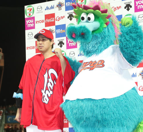 広島対DeNA　6勝目を挙げた野村はお立ち台でガッツポーズ（撮影・梅根麻紀）