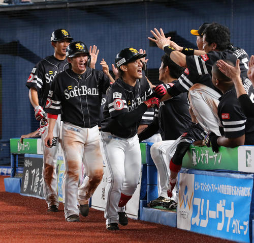 ロッテ対ソフトバンク　7回表ソフトバンク1死一、二塁、今宮は左中間に逆転3点本塁打を放ち歓喜の笑顔を見せる（撮影・丹羽敏通）