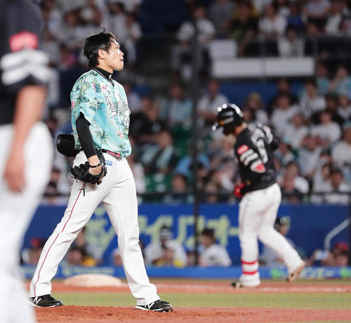 ロッテ対ソフトバンク　7回表ソフトバンク1死一、二塁、今宮に逆転の3点本塁打を打たれたチェン（撮影・丹羽敏通）