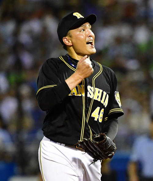 ヤクルト対阪神　4回裏ヤクルト2死三塁、村上宗隆を空振り三振に切る秋山拓巳（撮影・清水貴仁）