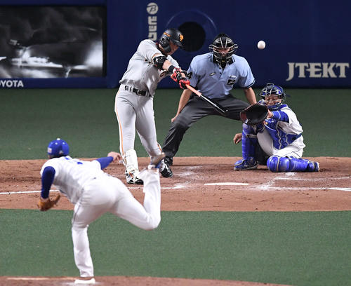 中日対巨人　5回表巨人2死二塁、左適時二塁打を放つ亀井。投手柳（撮影・鈴木みどり）