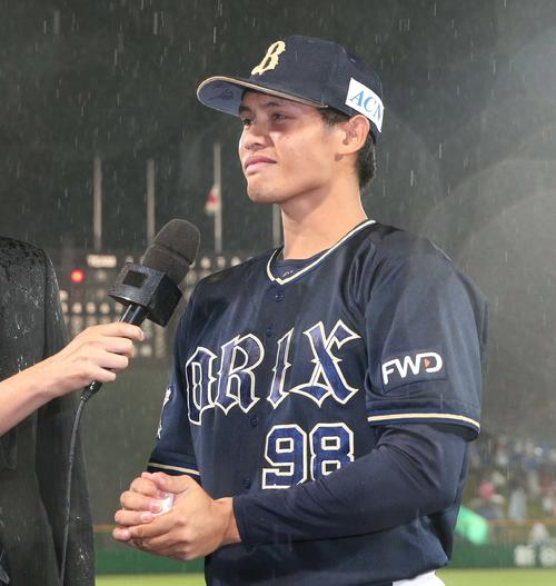 日本ハム対オリックス　プロ初勝利を挙げた張奕はヒーローインタビュー中に涙ぐむ（撮影・黒川智章）