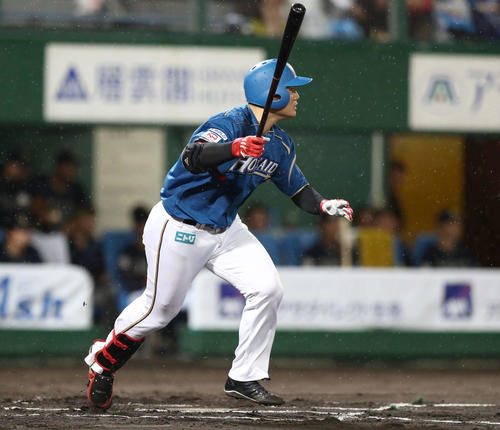 日本ハム対オリックス　6回裏日本ハム無死、中越え本塁打を放つ清宮（撮影・黒川智章）