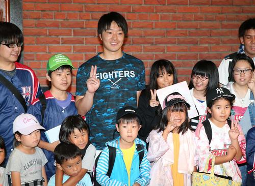 日本ハム対オリックス　福祉施設の子どもたちと記念撮影する玉井（撮影・黒川智章）