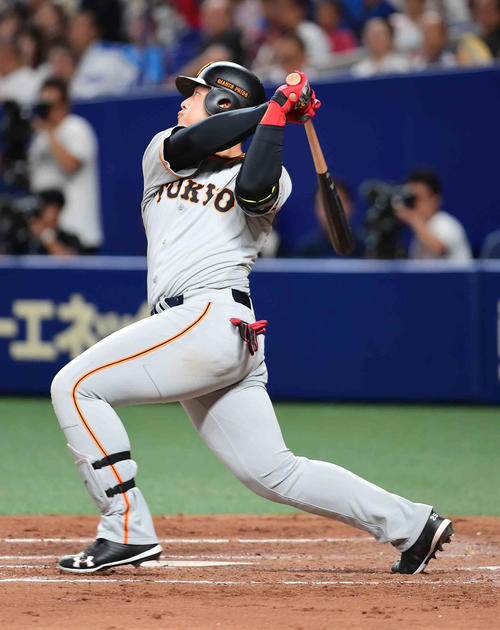 中日対巨人　4回表巨人1死一塁、岡本和真は右越えに2点本塁打を放つ（撮影・小沢裕）