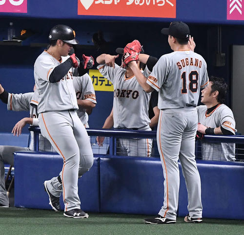 中日対巨人　4回表巨人1死一塁、先制の右越え2点本塁打を放った岡本和真はベンチ前でTTポーズ。右は菅野（撮影・鈴木みどり）