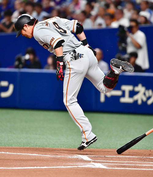 中日対巨人　1回表巨人無死、亀井は右足に自打球を当てる（撮影・小沢裕）