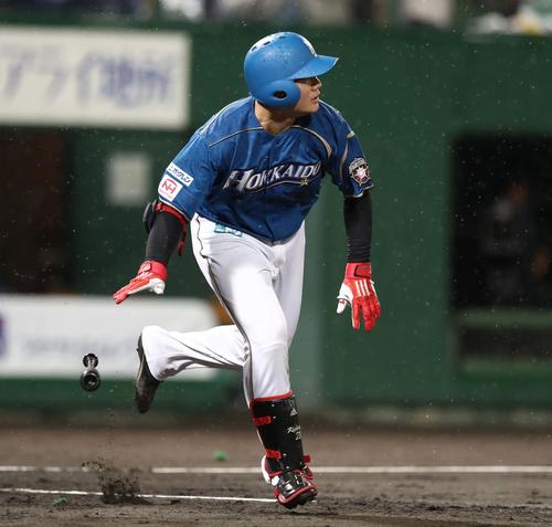 日本ハム対オリックス　6回裏日本ハム無死、中越え本塁打を放つ清宮（撮影・黒川智章）