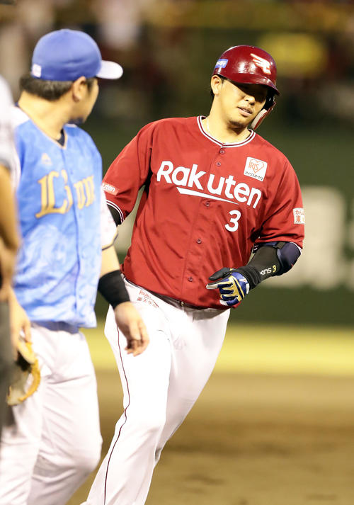 西武対楽天　3回表楽天1死、浅村は右翼ソロ本塁打を放ち、中村剛也（左）に目配せして三塁を回る（撮影・浅見桂子）