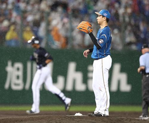 日本ハム対オリックス　4回表オリックス無死、モヤに中越え本塁打を浴びる村田（撮影・黒川智章）