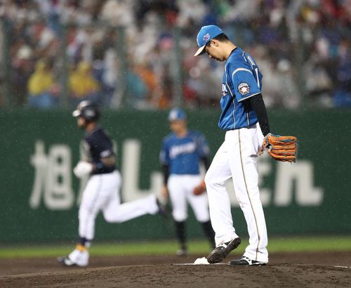 日本ハム対オリックス　4回表オリックス無死、ロメロの中越え本塁打を浴びる村田（撮影・黒川智章）