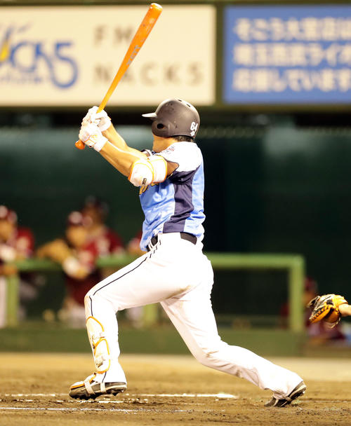 西武対楽天　6回裏西武無死、中田は右前打を放つ（撮影・浅見桂子）