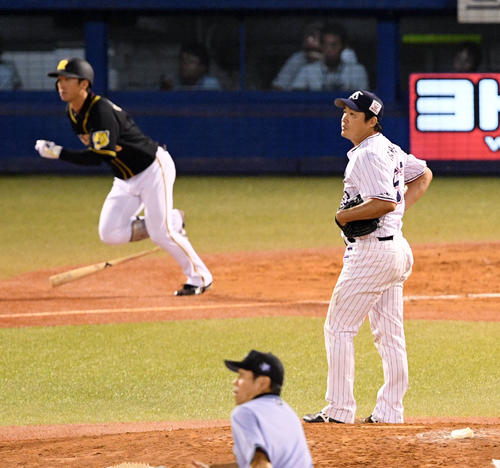 ヤクルト対阪神　9回表阪神無死一塁、近本（奥）に右越え2点本塁打を浴びる五十嵐（撮影・滝沢徹郎）