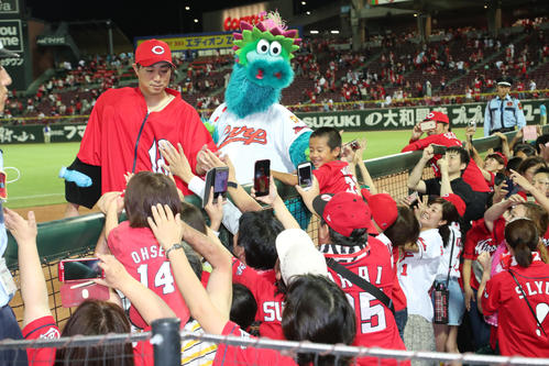 広島対DeNA　勝利投手となった野村は試合後、ファンとタッチを交わす（撮影・梅根麻紀）