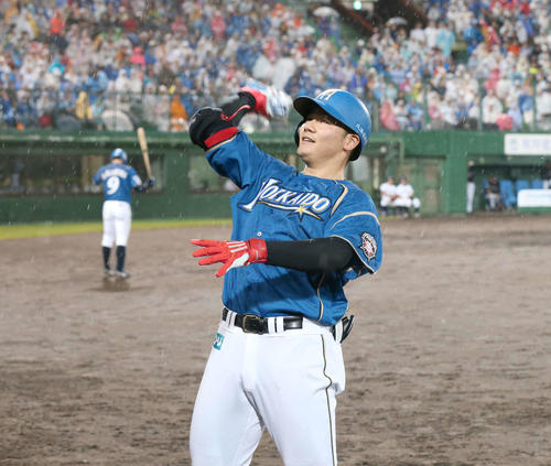 日本ハム対オリックス　6回裏、本塁打を放ち記念品をスタンドに投げ込む清宮（撮影・黒川智章）
