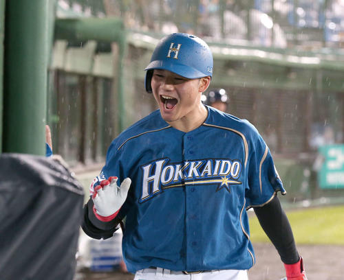 日本ハム対オリックス　6回裏、本塁打を放ち笑顔の清宮（撮影・黒川智章）