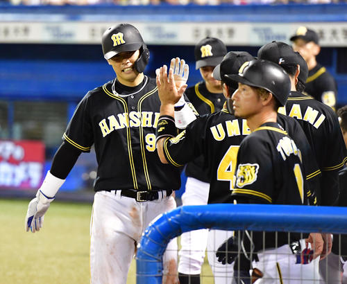 ヤクルト対阪神　6回表阪神2死一塁、原口は北條の左中間適時二塁打で一塁から一気に生還し、ハイタッチ（撮影・清水貴仁）